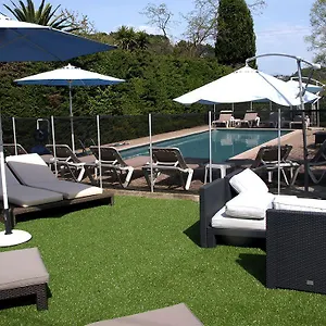 https://logis-hotel-des-cayrons.fr-provencehotel.com